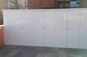 Suministro e instalación de armario en aluminio color blanco incluídas baldas en el interior del mismo.