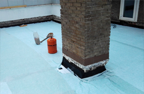 Colocación de la tela geo-textil para proteger la impermeabilización antes de rellenar y nivelar el suelo de la terraza con arena-cemento.