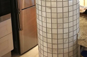 Revestimiento columna cocina con planchas de azulejos 5cm x 5cm.