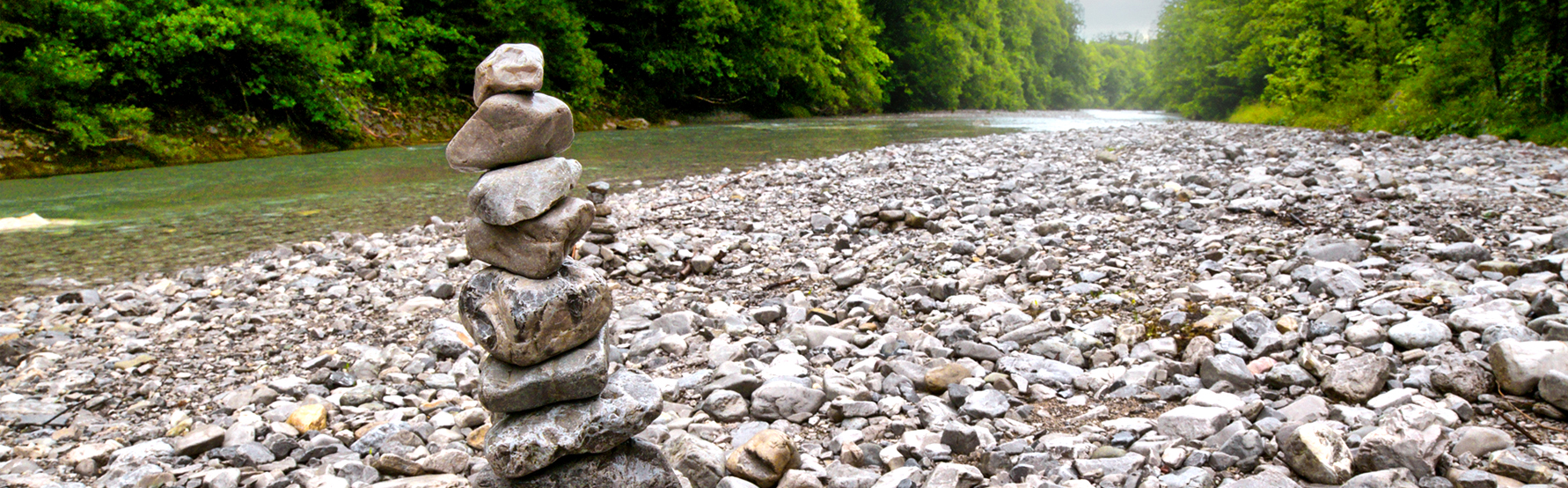 Imagen de rio con piedras verticales en estilo Zen